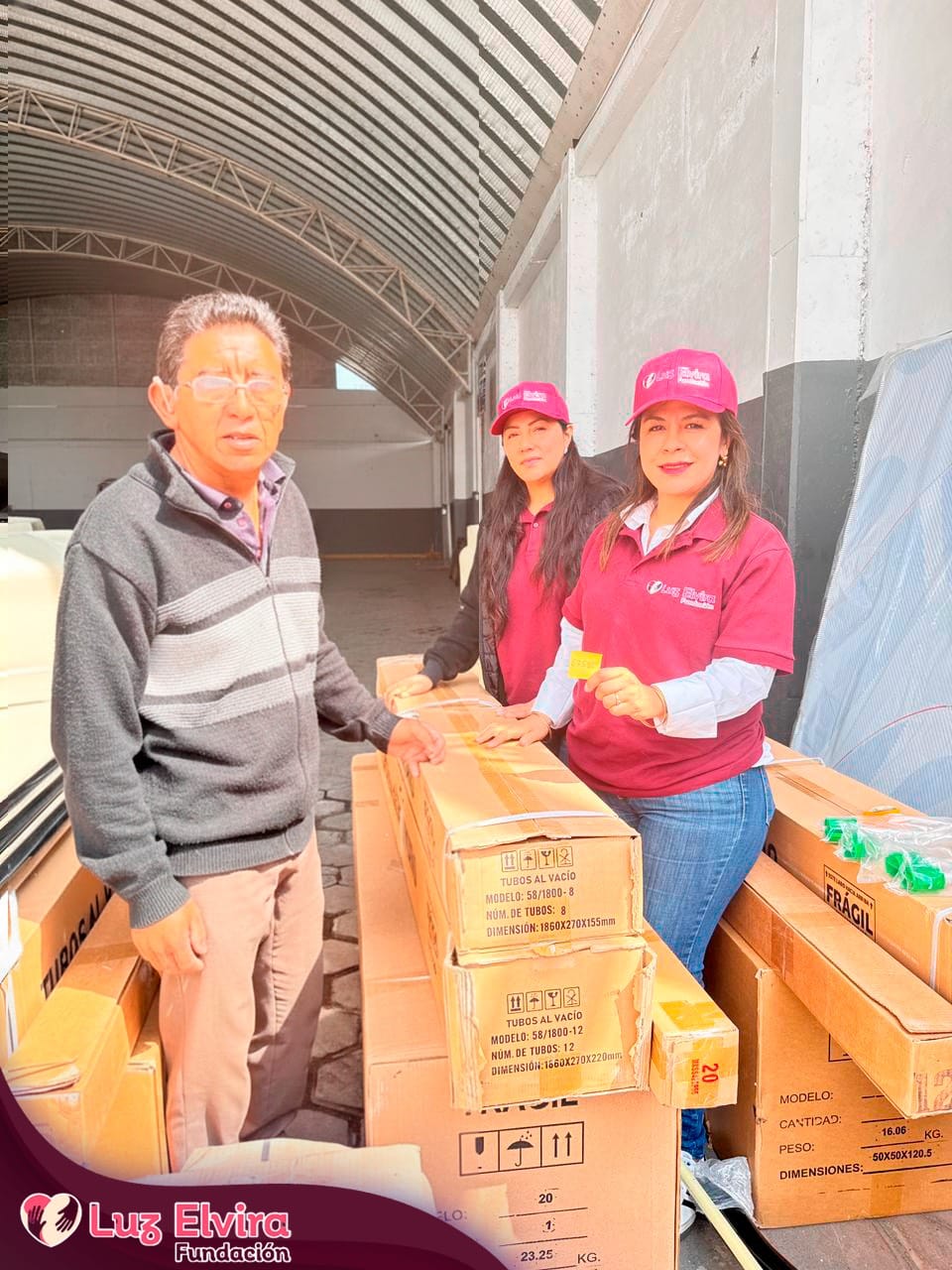 Maura Hernández Fernández entrega apoyos y servicios por parte de la fundación Luz Elvira, en Apizaco